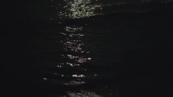 Vista Nocturna Del Mar Ondulado Oscuro Océano Con Luz Luna — Vídeos de Stock
