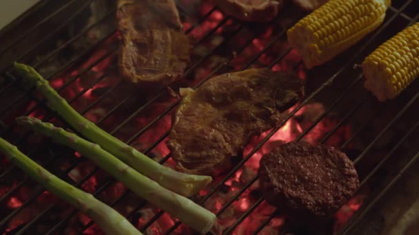 Spargel Mais Und Fleisch Auf Glühenden Kohlen Braten Appetitliches Grillabendessen — Stockvideo