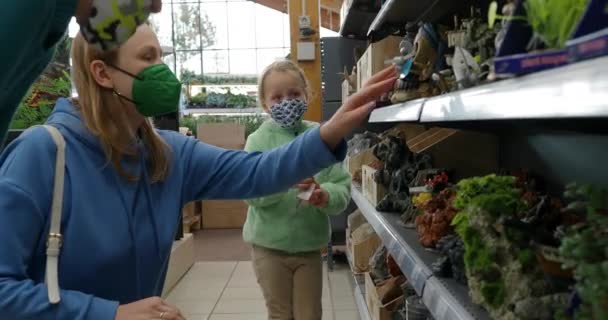 Mother Kids Store Children Mom Looking Choosing Aquarium Decorations — Stock Video