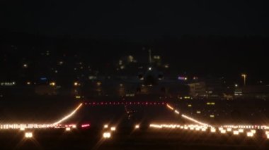 Bir yolcu uçağı - orta büyüklükte özel jet gece iniyor. Zürih, İsviçre