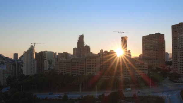 Городской Пейзаж Рассвете Утреннее Солнце Лучами Сияющими Городских Зданий Бенидорм — стоковое видео