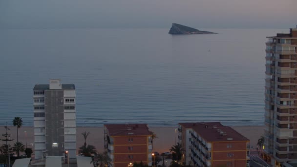 Scena Wybrzeżu Benidorm Zmierzchu Hotele Plaży Spokojne Morze Wyspą Niedaleko — Wideo stockowe