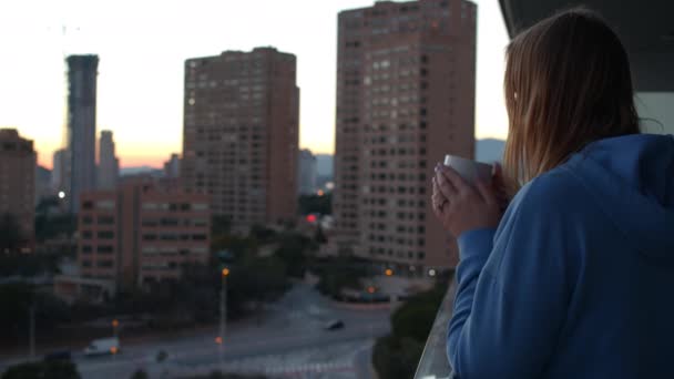 Mulher Desfrutando Vista Cidade Manhã Bebendo Chá Quente Café Varanda — Vídeo de Stock