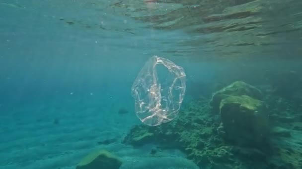 Kunststof Zak Drijft Onderwater Beschadigt Het Milieu — Stockvideo