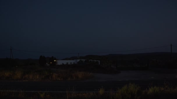Vidéki Félreeső Részen Sötét Éjszaka Egy Elhaladó Autó Egy Ház — Stock videók