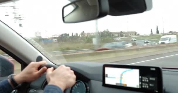 Водій Автомобіля Який Подорожує Міських Передмістях Використовує Gps Навігаційний Пристрій — стокове відео