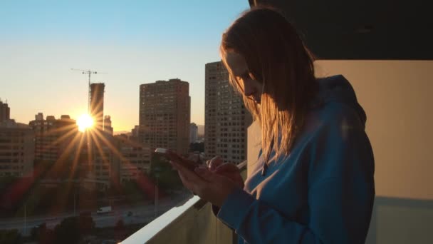 Mulher Loira Enviando Mensagens Telefone Varanda Seu Apartamento Urbano Vista — Vídeo de Stock
