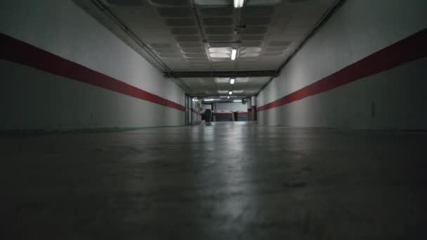 Низкоугольный Снимок Копирайтом Вашего Текста Пустая Подъездная Дорога Подземного Паркинга — стоковое видео