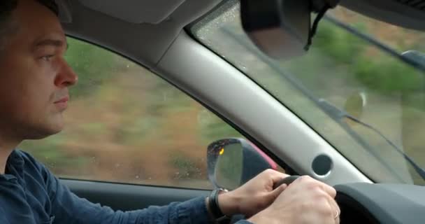 高速道路で車を運転する男の側のビュー ガラスを掃除する雨や窓のワイパーをドリング — ストック動画