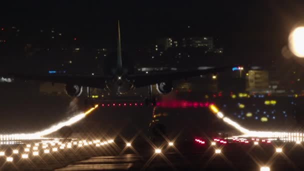 乗客の飛行機は降下し 夜の空港に着陸します 長いショット — ストック動画