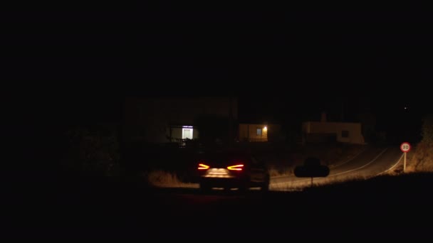 Auto Beweegt Langs Een Nachtweg Verlicht Weg Met Koplampen Aan — Stockvideo