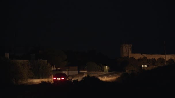 Темная Ночь Один Автомобиль Освещают Сельскую Дорогу Ограничением Скорости Тридцать — стоковое видео