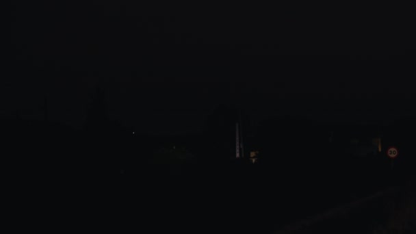 两辆车在乡间路上行驶的夜景 车前灯照亮了它 拐角处的车辆消失了 黑暗来临 — 图库视频影像