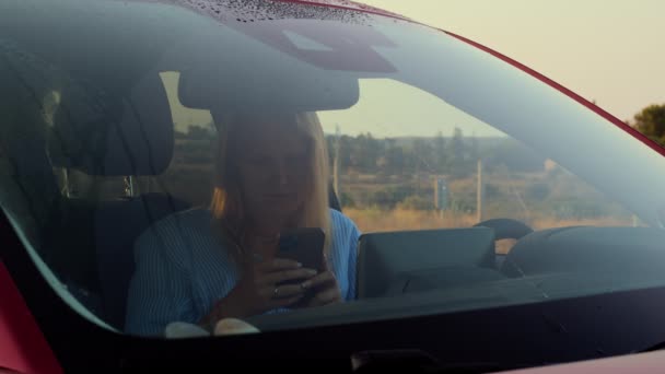 Młoda Kobieta Smartfonem Samochodzie Widok Przez Przednią Szybę Kobieta Kierowca — Wideo stockowe