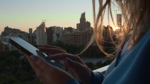 Крупним Планом Жіноча Рука Тримає Мобільний Телефон Тлі Висотних Будівель — стокове відео