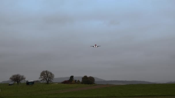 Breed Schot Passagiersvliegtuig Met Zijlichten Aan Landt Vliegt Een Herfstveld — Stockvideo