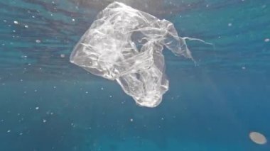 Sualtı enkazı, atılmış bir plastik torba, denizde yüzüyor, çevreyi tehdit ediyor, ekolojiyi ihlal ediyor.