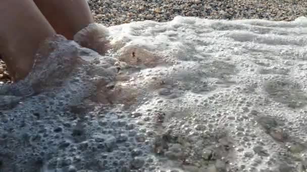 Beyaz Manikürlü Beyaz Ayaklar Beyaz Köpüklü Bir Deniz Dalgası Tarafından — Stok video