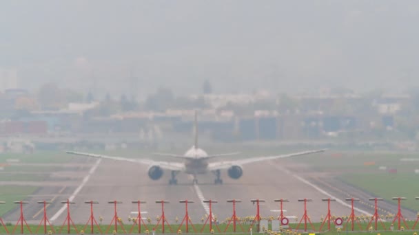Невпізнаваний Літак Злітає Злітно Посадкової Смуги Аеропорту Піднімається Туманне Небо — стокове відео