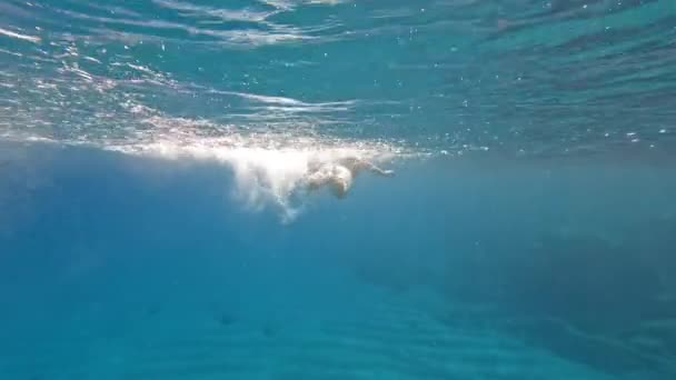 Amplio Tiro Bajo Agua Adolescente Nada Mar Azul Almería España — Vídeos de Stock