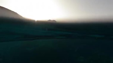 Deniz yüzeyi su altında ve suyun üstünde kayalar, büyük taşlar suyun altında görülebilir, kumlu bir taban, güneş ışınları suyu delip geçiyor.