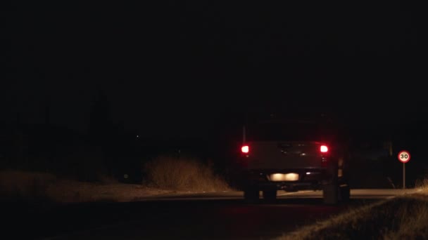 Samochody Poruszają Się Nocnej Drodze Oświetlając Drogę Światłami Mijając Jednopiętrowe — Wideo stockowe
