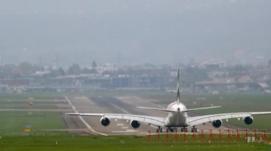 Airbus A380-800 Superjumbo havaalanı pistinde hızlanır ve gökyüzüne uçar.