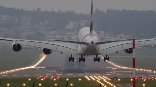 Långskott Airbus A380 800 Superjumbo Jet Landning — Stockvideo