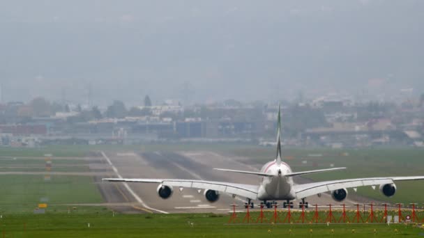Airbus A380 800 Superjumbo Gyorsul Repülőtéri Kifutópályán Felszállt Égbe — Stock videók