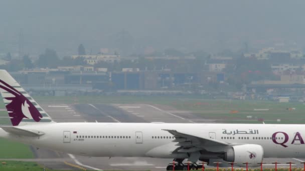 Zurich Zwitserland Oktober 2022 Boeing 777 300Er Qatar Luchtwegen Maakt — Stockvideo