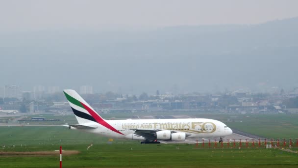 Zurich Switzerland Október 2022 Emirates Airbus A380 800 Taxik Fordul — Stock videók