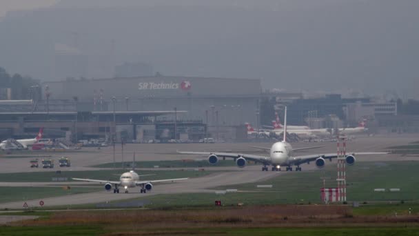 Zurich Switzerland October 2022 Airbus A380 800 A320 Літаки Рухалися — стокове відео