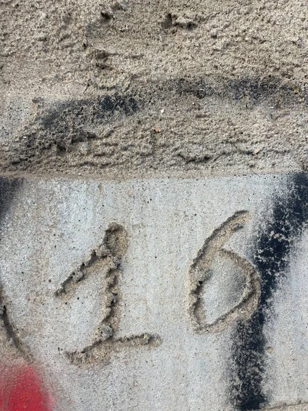 Nomor Pada Dinding Abu Abu Rumah — Stok Foto