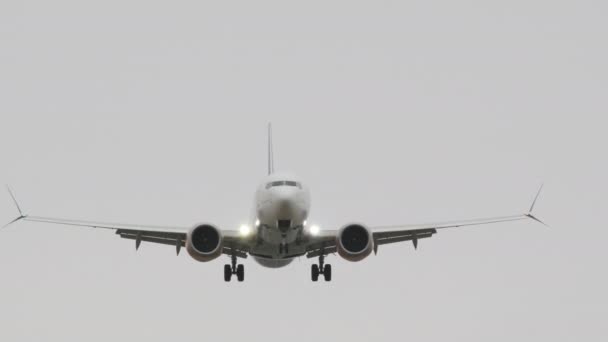 Frontal View Tilt Shot Passenger Airplane Headlights Side Lights Approaching — Stock Video