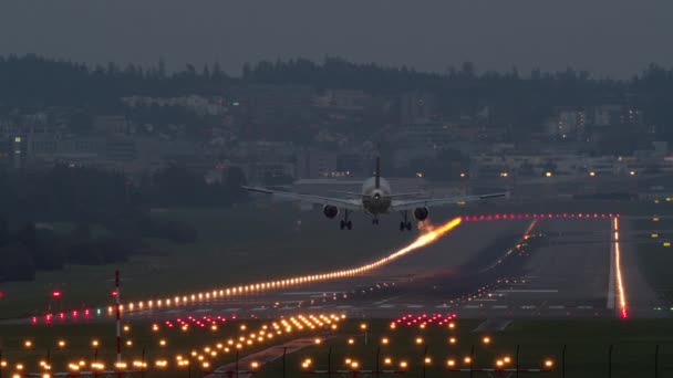 Avión Pasajeros Con Luces Laterales Encendidas Aterriza Atardecer Una Pista — Vídeo de stock
