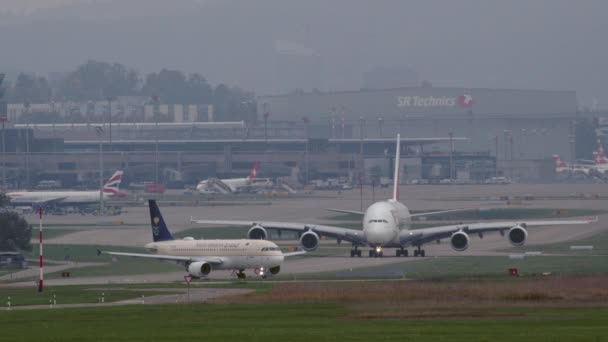 Zürich Schweiz Oktober 2022 Emirates Airbus A380 800 Superjumbo Jet — Stockvideo