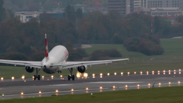 Zurich Switzerland October 2022 Повільна Зйомка Пасажирських Літаків Швейцарських Авіакомпаній — стокове відео
