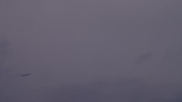 Широкий Постріл Пасажирського Літака Набирає Висоту Пролітаючи Крізь Туманні Хмари — стокове відео