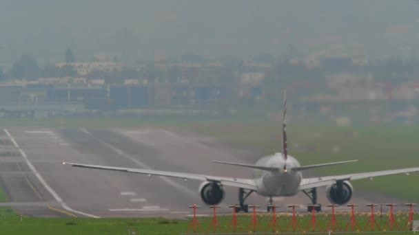 Passagiersvliegtuig Versnelt Baan Stijgt Tijdens Mistige Dag — Stockvideo