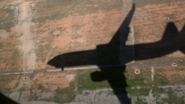 Egy Leszálló Utasszállító Repülőgép Árnyéka Zuhan Kifutópályára — Stock videók