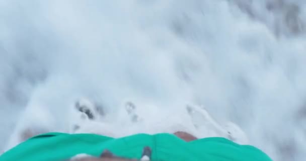 Horní Pohled Muže Nohy Stojící Písečné Pláži Jsou Omývány Pěnivou — Stock video