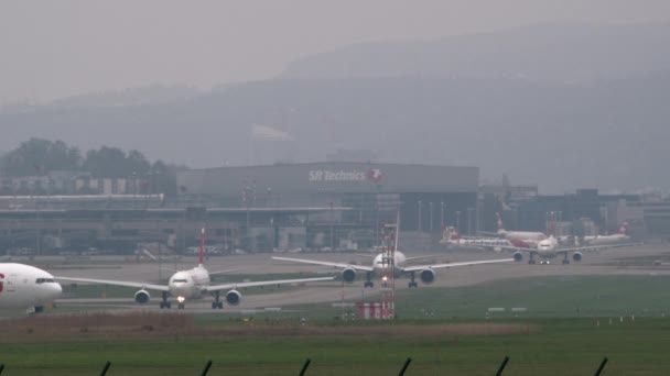 Zurich Switzerland Oktober 2022 Schweiziska Flygbolag Taxar Ett Efter Ett — Stockvideo