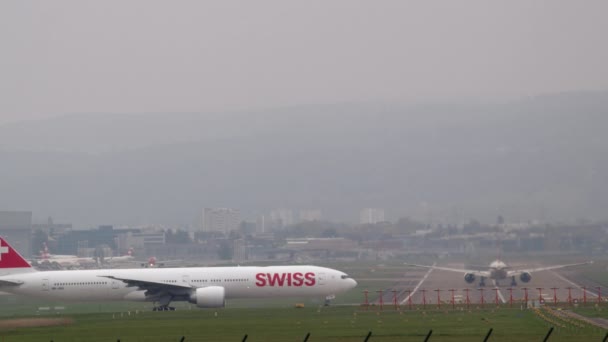 Цюрих Швейцерландія 2022 Літаки Швейцарських Авіакомпаній Оподатковуються Злітають — стокове відео