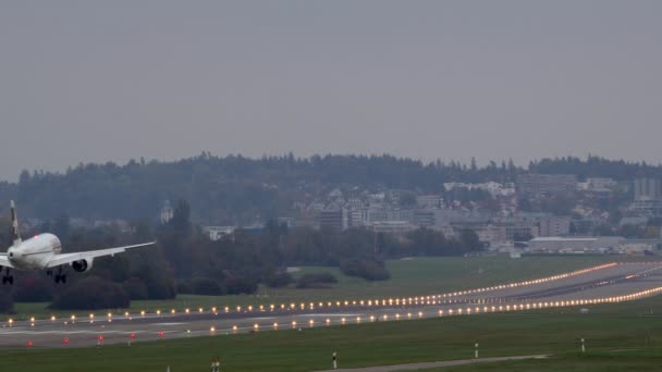 Ett Passagerarplan Anländer Till Flygplatsen Kvällen Dimmig Dag Zürich Schweiz — Stockvideo