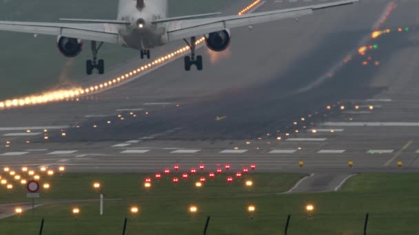 Lange Kans Van Een Passagiersvliegtuig Dat Avonds Aankomt Het Vliegveld — Stockvideo