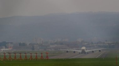 Yolcu uçağı havalanıyor, arkadan vurulmuş.