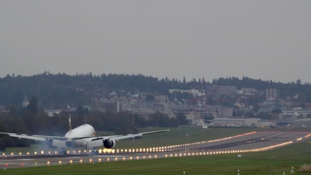 Pesawat Penumpang Mendarat Bandara Landasan Pacu Yang Terang — Stok Video