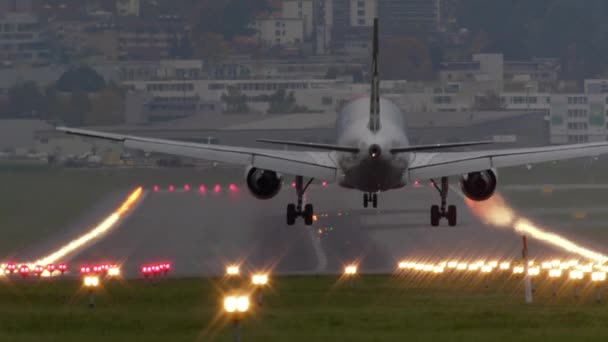 Avión Pasajeros Aterriza Atardecer Pista Del Aeropuerto Brillantemente Iluminado Por — Vídeos de Stock
