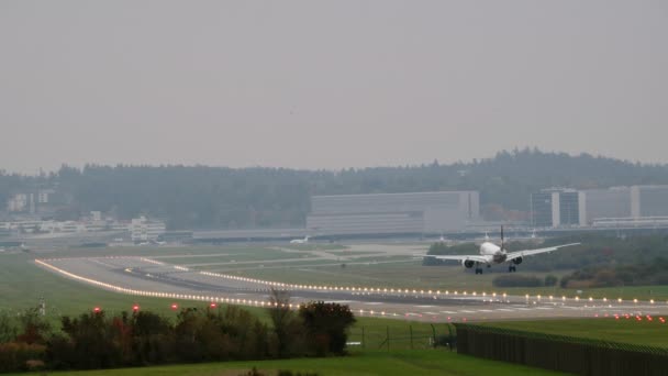 Sviçre Sisli Bir Günde Yolcu Uçağı Havaalanına Varır — Stok video