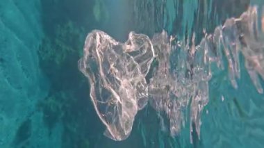 Dikey video - su altı çöplüğü, plastik torba denizde yüzüyor, çevreyi tehdit ediyor, ekolojiyi ihlal ediyor, su kirliliği